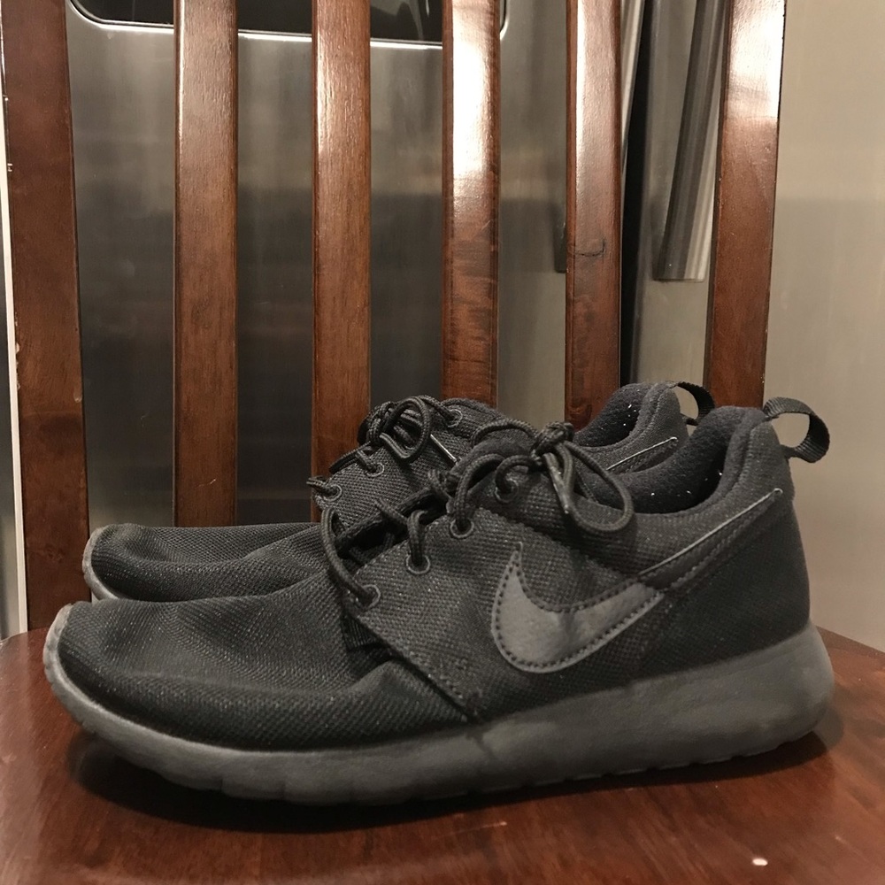 All Black Nike Roshe